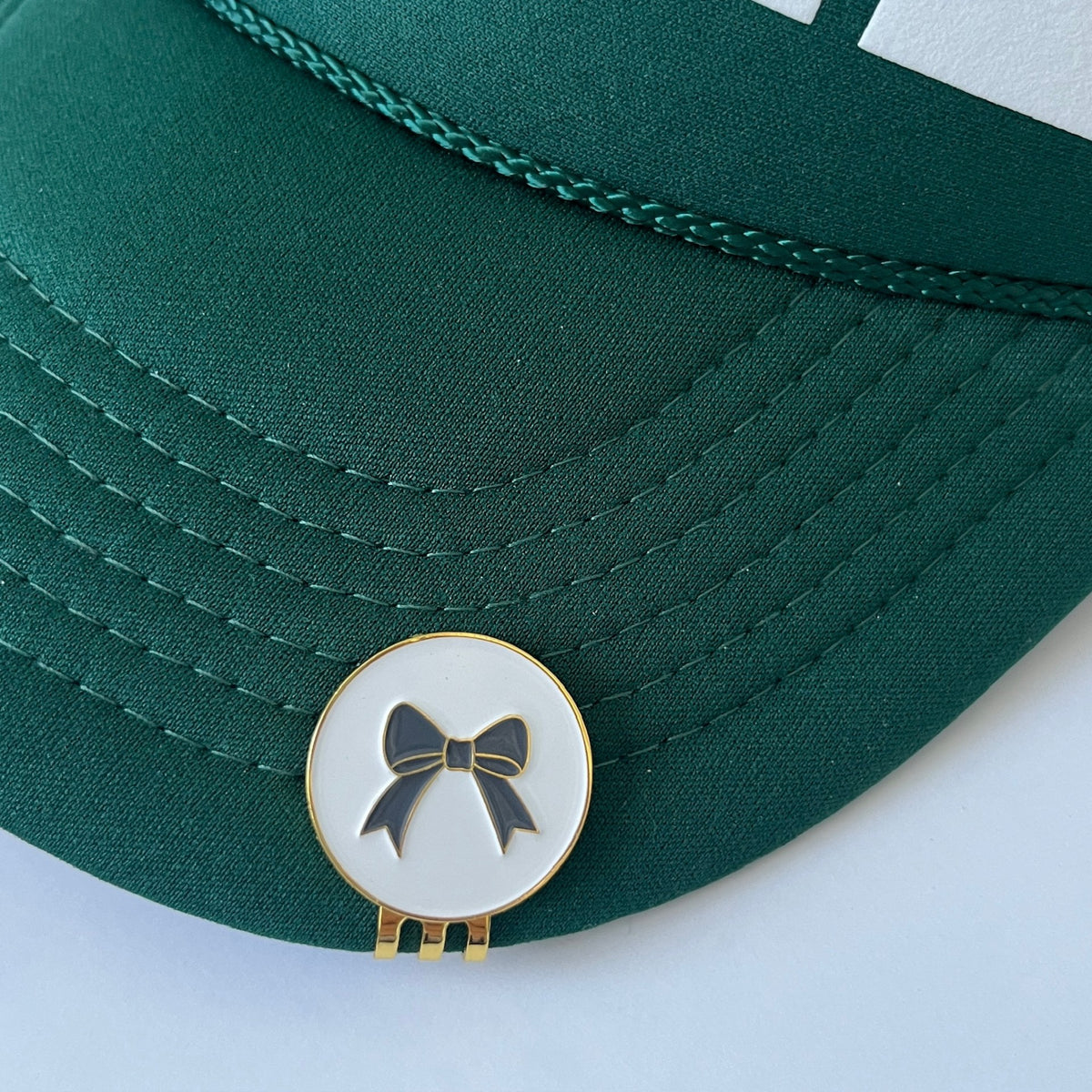 Bow-shaped golf ball marker for women